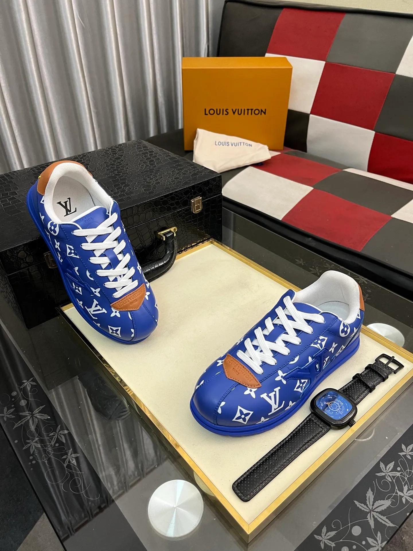 Men's shoes 💰700⌚️⌚️LV TARINE Louis Vuitton x Tyler joint model Donkey brand L family embossed couple style casual sneakers skate shoes original purchase and development This LV Trainer sneaker comes from the Louis Vuitton and Tyler collaboration series. The Monogram pattern and brand logo are transformed into nubuck calf leather embossing and side decoration respectively, witnessing the artist's creative interpretation of classic elements. The deep tones accentuate the complex upper, which requires hours of craftsmanship to complete. Exquisitely packaged at the delivery counter🛍📦 ▪️Fabrics: Original customized first-layer cowhide ▪️Inner lining: Original customized breathable mesh ▪️Outsole: Original open-molded two-color TPU combination outsole ▪️Sole thickness: 3CM ▪️Size: Women's 35-40 / Men's 38-46